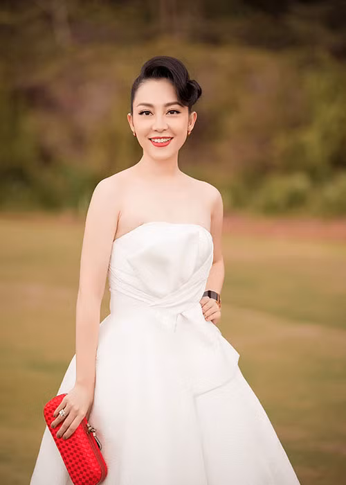 Cũng dự show của Đỗ Mạnh Cường, nghệ sĩ múa Linh Nga khoe vai trần gợi cảm trong chiếc váy dáng xòe cúp ngực.