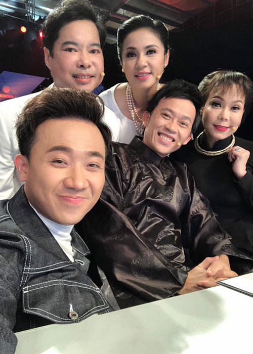 Dàn sao Việt: Hoài Linh, Việt Hương, Việt Trinh, Trấn Thành vui vẻ ở hậu trường gameshow.