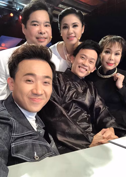 Dàn sao Việt: Hoài Linh, Việt Hương, Việt Trinh, Trấn Thành vui vẻ ở hậu trường gameshow.