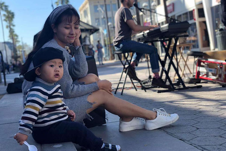 Khánh Hiền “Tôi thấy hoa vàng trên cỏ xanh” dạo phố cùng con trai.