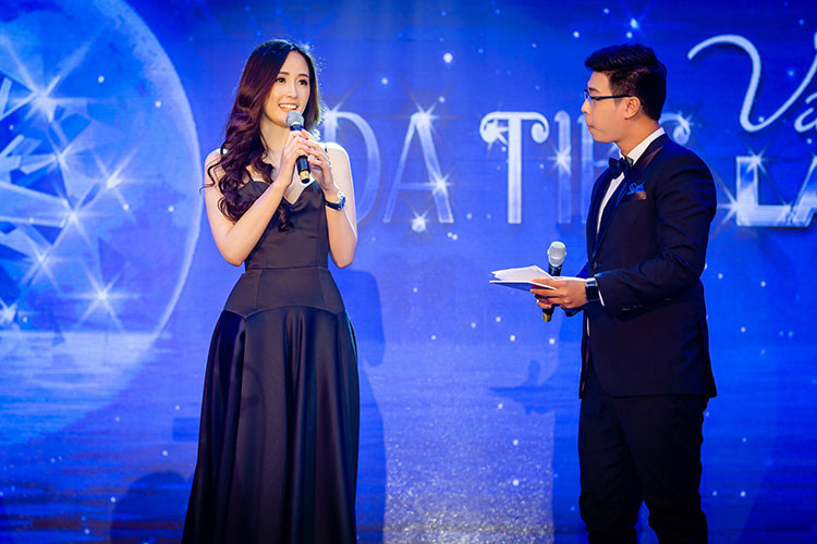 Gần đây, Mai Phương Thúy mặc đa dạng, trải nghiệm phong cách sang trọng, kín đáo bên cạnh phong cách quyến rũ.