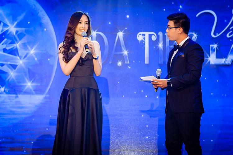 Gần đây, Mai Phương Thúy mặc đa dạng, trải nghiệm phong cách sang trọng, kín đáo bên cạnh phong cách quyến rũ.