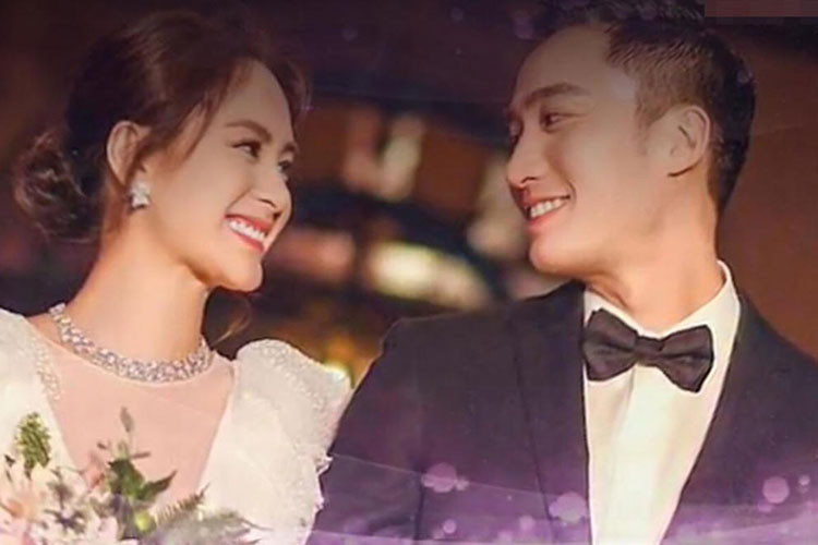 Trong hôn lễ, Chung Hân Đồng mặc váy cưới do Thái Trác Nghiên và Dung Tổ Nhi tặng.