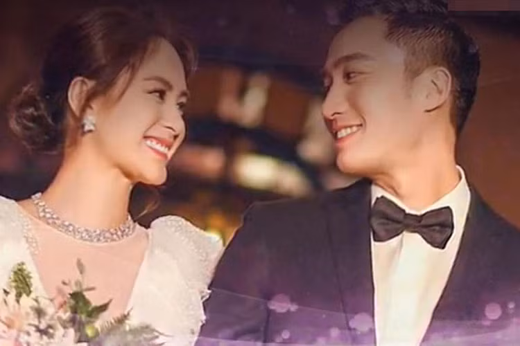 Trong hôn lễ, Chung Hân Đồng mặc váy cưới do Thái Trác Nghiên và Dung Tổ Nhi tặng.