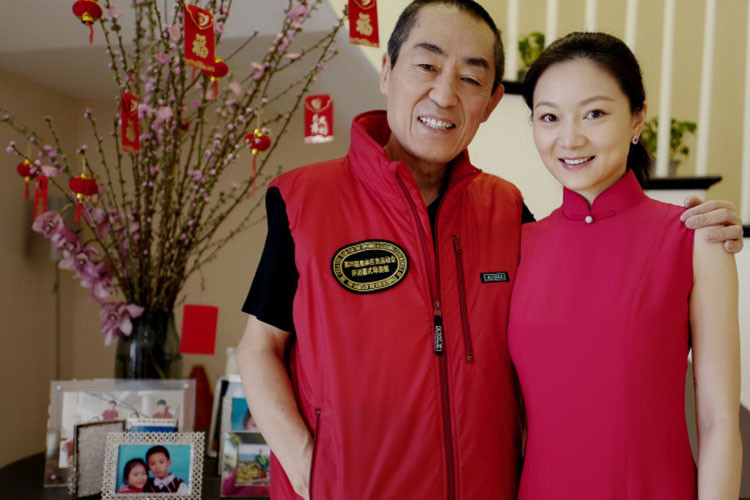 Trần Đình vốn rất hâm mộ Trương Nghệ Mưu. Cô quen nam đạo diễn khi thi vào đại học năm 18 tuổi.