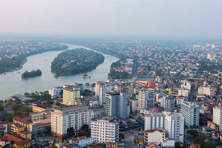 Bờ nam thành phố là nơi tập trung nhiều công trình nhà cao tầng với kiến trúc mới, trái ngược với bờ bắc của sông Hương là nơi tập trung các di tích cổ.