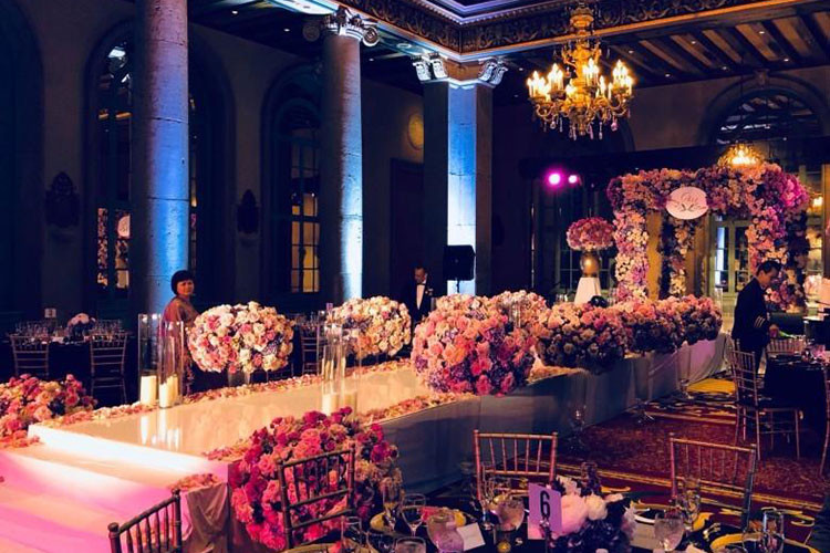 Không gian hôn lễ của nữ ca sĩ ngập tràn hoa tươi.