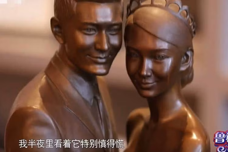 Hình ảnh bức tượng Huỳnh Hiểu Minh bên Angelababy. Ảnh: QQ