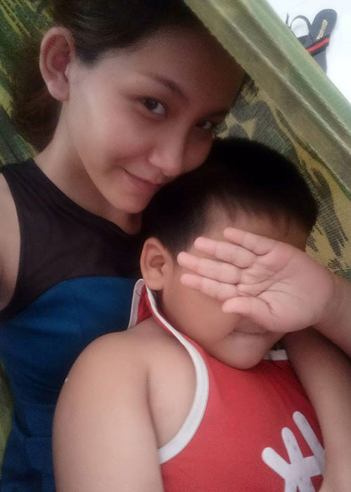 Nữ người mẫu nude Kim Phượng hiện làm mẹ đơn thân của một bé trai 5 tuổi sau khi chia tay chồng nhiều năm nay.