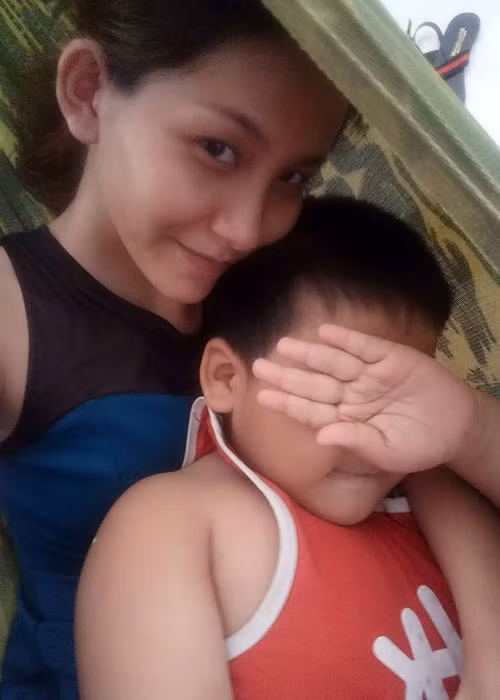 Nữ người mẫu nude Kim Phượng hiện làm mẹ đơn thân của một bé trai 5 tuổi sau khi chia tay chồng nhiều năm nay.