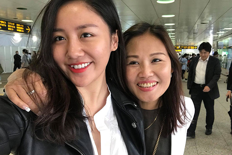 Văn Mai Hương rạng rỡ bên mẹ tại Nhật Bản.