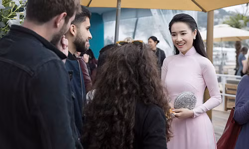 Nhã Phương diện áo dài giao lưu với các diễn viên, đạo diễn quốc tế. Ảnh: Dân Việt