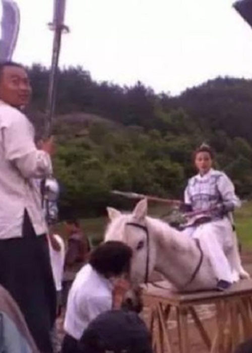 Một số cảnh diễn viên còn được diễn với ngựa trên bàn gỗ, không cần di chuyển.