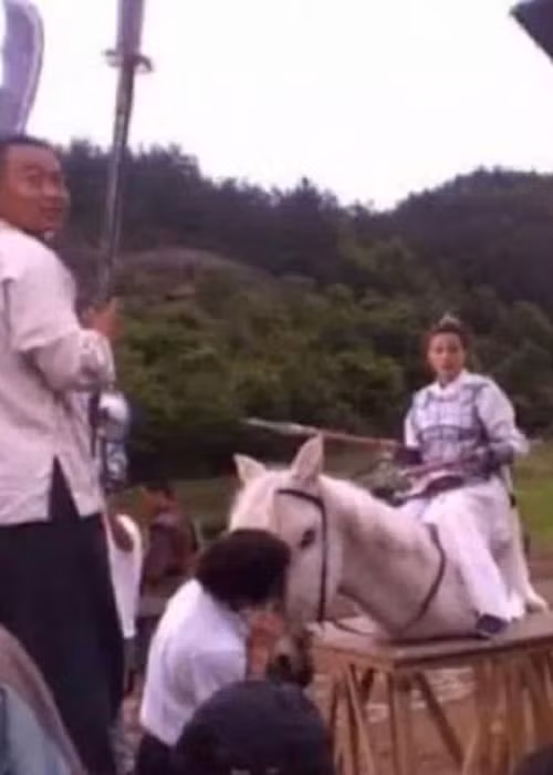 Một số cảnh diễn viên còn được diễn với ngựa trên bàn gỗ, không cần di chuyển.