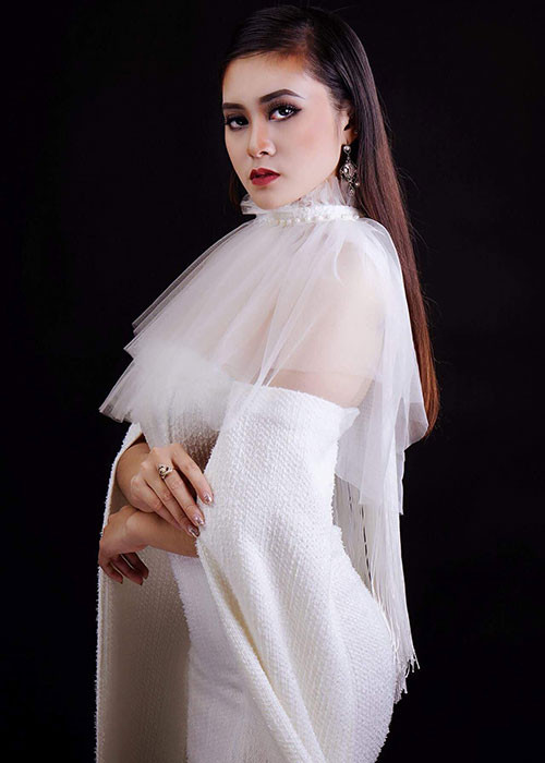 Huyền Phương cho hay, trong lần cộng tác đầu tiên với họa sĩ N.L, cô đã bị nam họa sĩ này sàm sỡ.