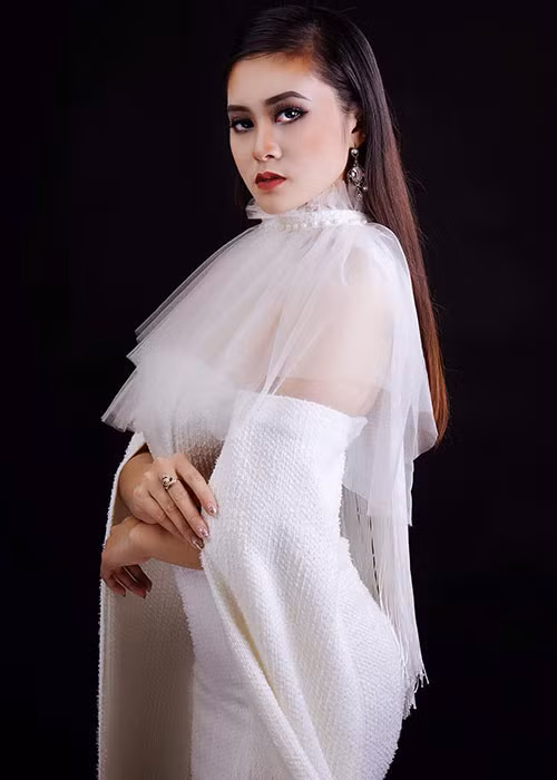 Huyền Phương cho hay, trong lần cộng tác đầu tiên với họa sĩ N.L, cô đã bị nam họa sĩ này sàm sỡ.