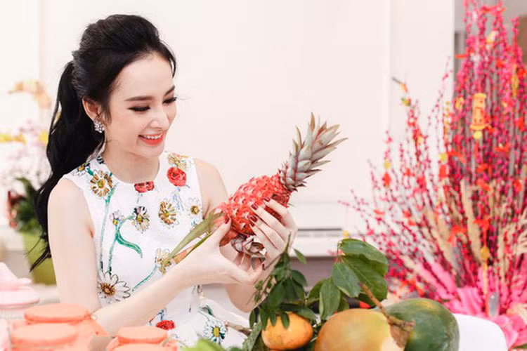 Angela Phương Trinh thích được tự tay chăm sóc nhà cửa.