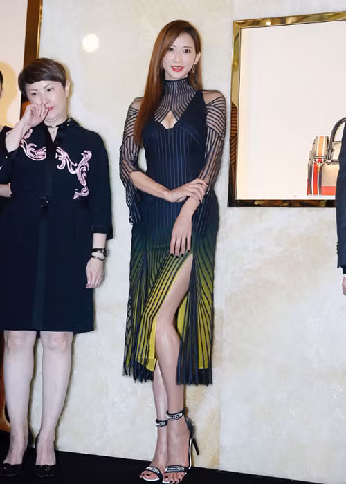 Tham gia các sự kiện, siêu mẫu Lâm Chí Linh thường xuyên chọn trang phục ôm sát cơ thể với những khoảng hở táo bạo. Ảnh: Sina