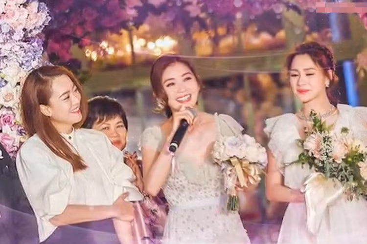 Chung Hân Đồng rưng rưng nước mắt khi cô bạn thân Thái Trác Nghiên gửi lời chúc mừng.