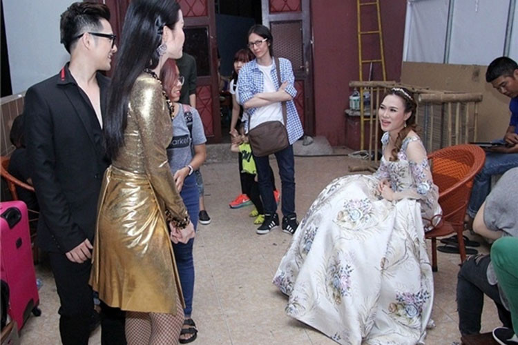 Cặp đôi sao Việt Đông Nhi - Ông Cao Thắng cũng vô cùng lễ phép đến chào hỏi Mỹ Tâm. Ảnh: Yan