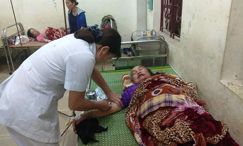 Bà Niên bị sét đánh bất tỉnh. Ảnh: Phan Giang.