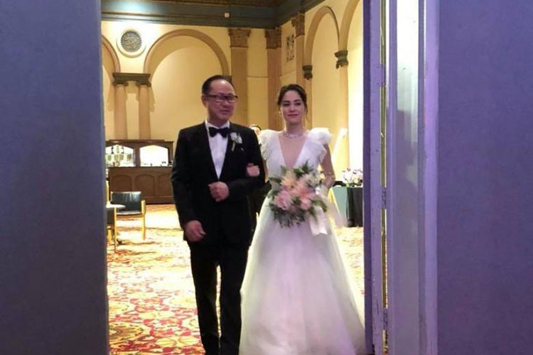 Có khoảng 50 người khách mời đến dự hôn lễ của Chung Hân Đồng.