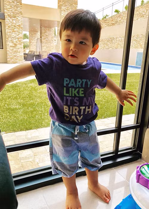 Con trai của Đan Trường ngày càng kháu khỉnh.