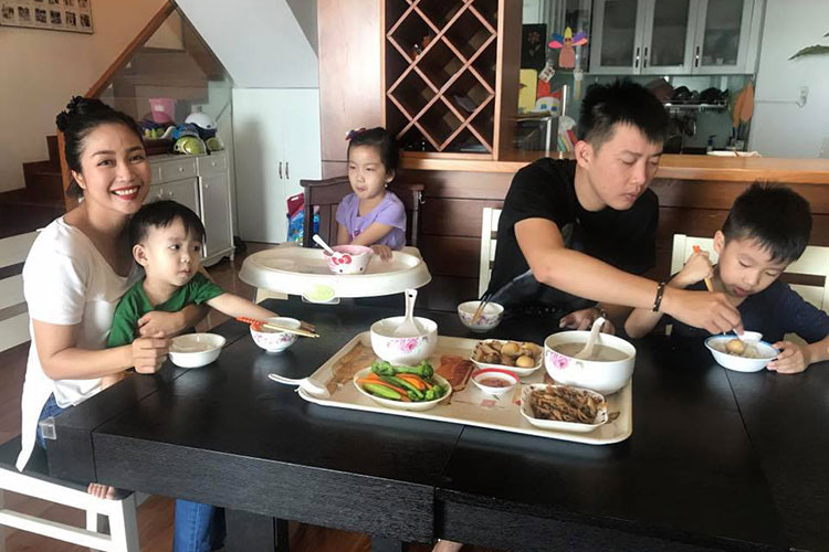 Từ một chàng công tử được chiều chuộng, ông xã của Ốc Thanh Vân dần trở thành ông bố bỉm sữa. Anh chăm sóc và nuôi dạy các con cùng vợ.