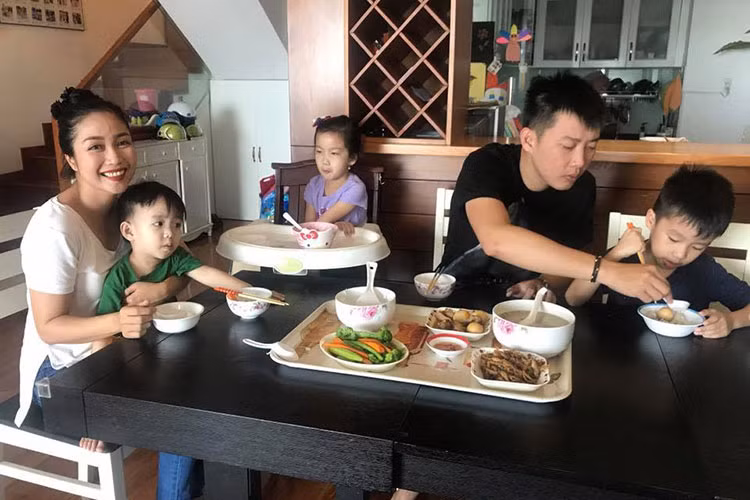 Từ một chàng công tử được chiều chuộng, ông xã của Ốc Thanh Vân dần trở thành ông bố bỉm sữa. Anh chăm sóc và nuôi dạy các con cùng vợ.