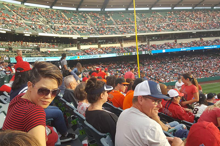 Vợ chồng sao Việt Thu Phương bay từ Việt Nam về Mỹ để giữ lời hứa đưa các con đi xem một trận đấu thể thao.