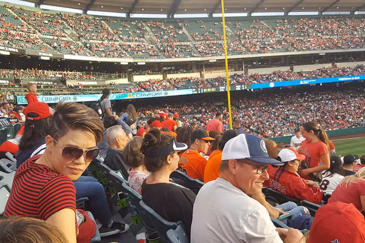 Vợ chồng sao Việt Thu Phương bay từ Việt Nam về Mỹ để giữ lời hứa đưa các con đi xem một trận đấu thể thao.