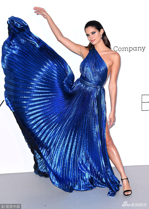 Cũng tham gia tiệc từ thiện, chân dài người Bồ Đào Nha Sara Sampaio nổi bật trong chiếc váy xanh xẻ cao.