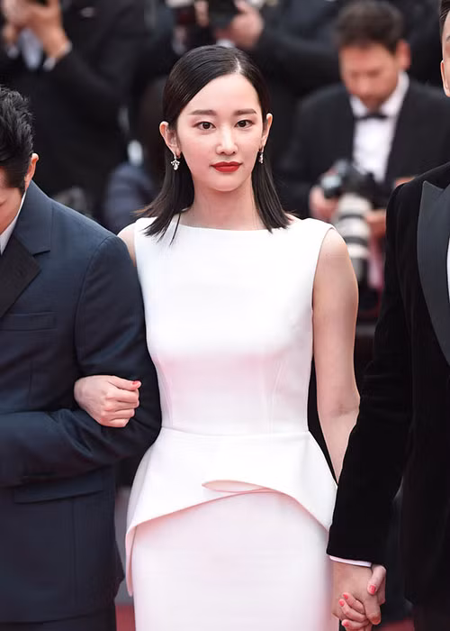 Jeon Jong Seo - nữ chính phim "Burning" tiếp tục để mặt lạnh thường thấy.