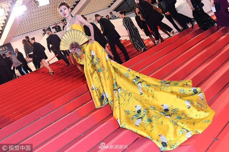 Sự xuất hiện của Phạm Băng Băng nhái khiến không ít phóng viên quốc tế nhầm lẫn. Ảnh: Sina