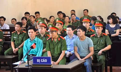 Phiên tòa xét xử vụ án tai biến chạy thận tại Bệnh viện đa khoa tỉnh Hòa Bình có nhiều bất thường khiến dư luận không khỏi băn khoăn và bức xúc.