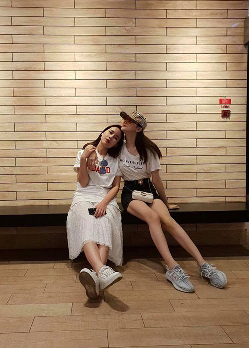 Hương Giang Idol thân thiết với Lưu Hương Giang.