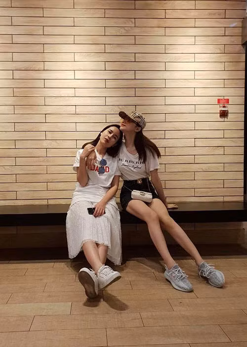 Hương Giang Idol thân thiết với Lưu Hương Giang.