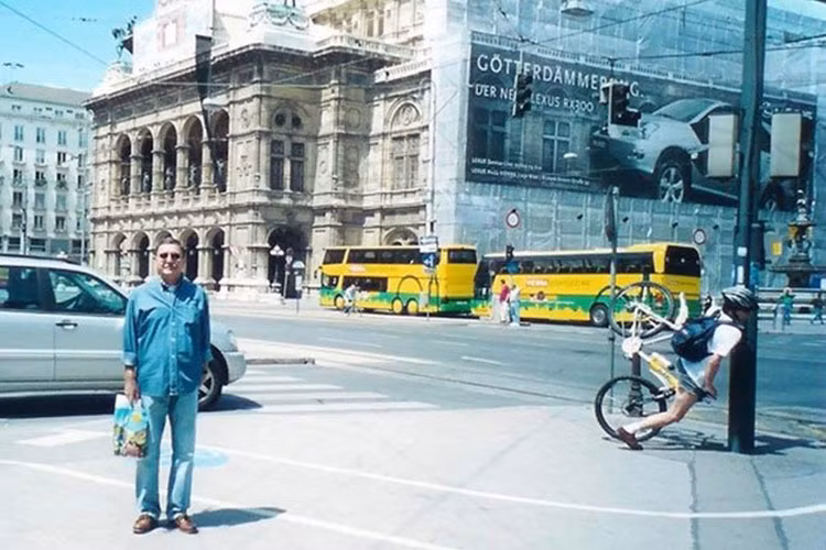 Ái chà, bức ảnh này là cái kết khi ra đường mải ngắm gái.