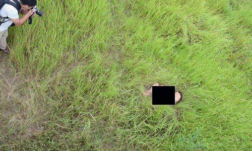 Mẫu nude bị lộ ảnh hậu trường. Ảnh: Dân Việt