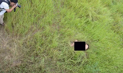 Mẫu nude bị lộ ảnh hậu trường. Ảnh: Dân Việt