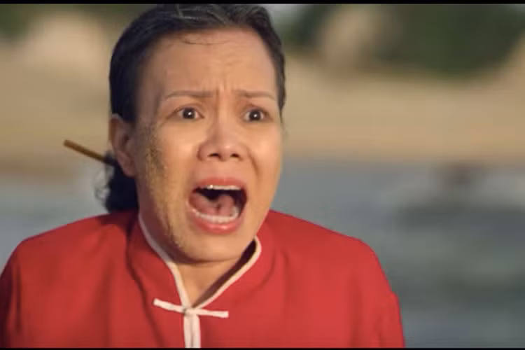 Nhân vật của Việt Hương bị hoán đổi mang tâm hồn cô ca sĩ Tiên Tiên xinh đẹp, nhưng bề ngoài là thể xác của “bà già võ sư" tóc bạc, da nhăn nheo.