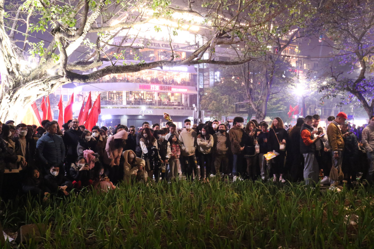 Người dân thủ đô đã phải chờ đợi rất lâu để lại được hưởng cảm giác cùng nhau xem màn pháo hoa chào đón năm mới. 