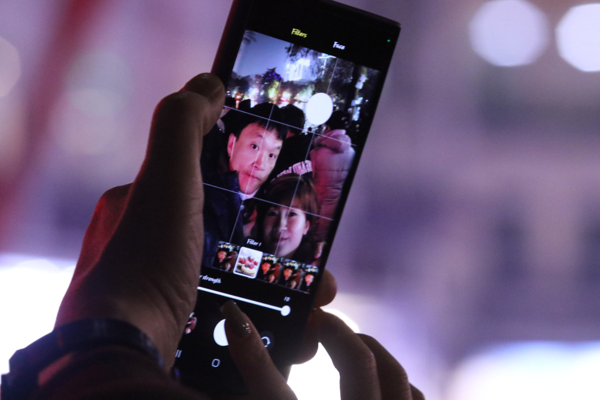 Đôi bạn trẻ tranh thủ ghi lại khoảnh khắc đón năm mới.