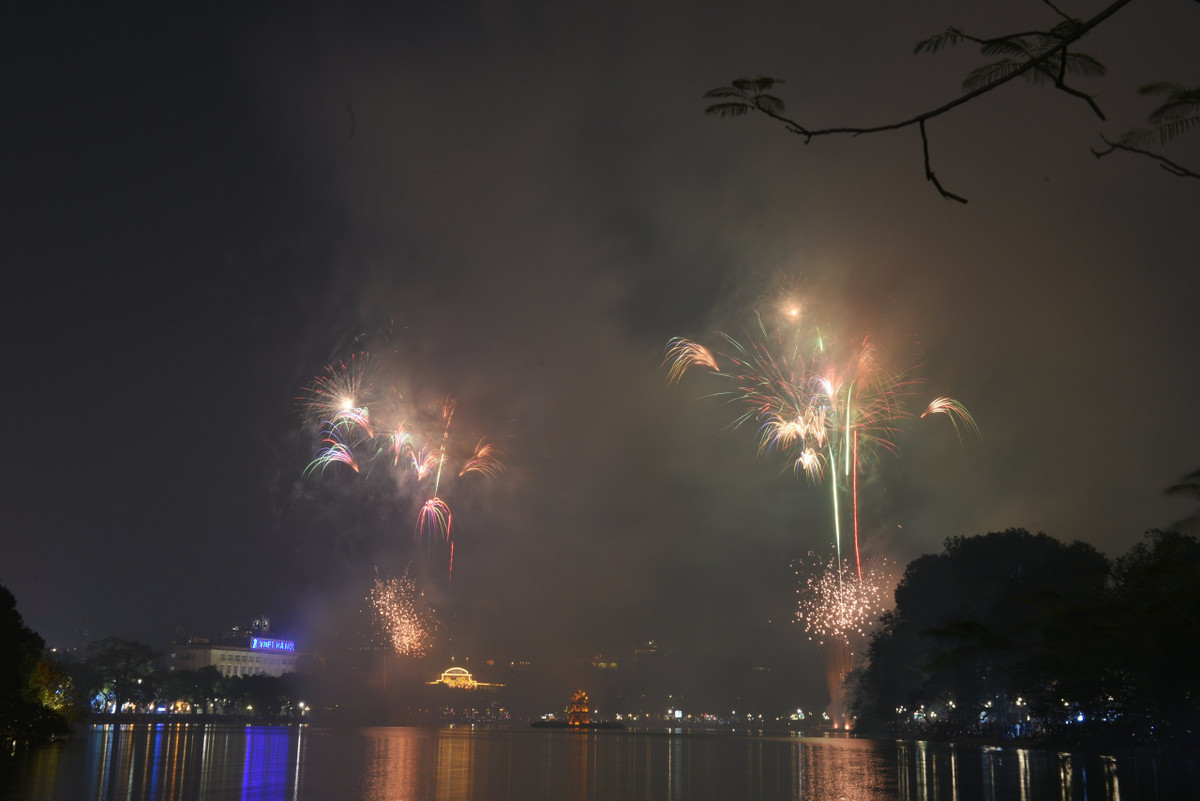 Tại Hà Nội, năm nay có tới 31 điểm bắn pháo để phục vụ người dân. Tại điểm bắn Hồ Hoàn Kiếm, đông đảo người dân đã tới từ rất sớm để chuẩn bị chỗ đẹp nhất để ngắm màn pháo hoa chuyển giao giữa năm cũ và năm mới.