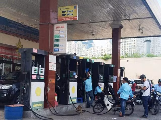 Giá xăng dầu giảm mạnh.