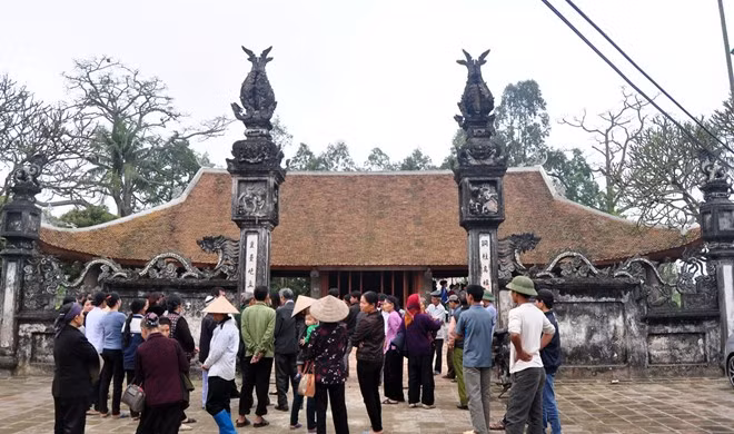 Dân vây kín đình Quang Húc vì bức xúc trước thảm họa trùng tu.