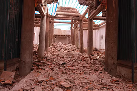 Gạch ngói tan hoang ở chùa Sổ.