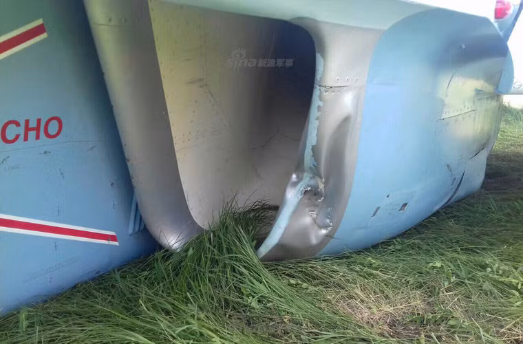 Quan sát sơ bộ, có vẻ chiếc Yak-130 gặp phải tình huống đặc biệt khẩn cấp buộc phải hạ cánh xuống một đồng cỏ không thả càng bánh đánh. Vụ hạ cánh khiến nhiều phần mặt bụng máy bay bị móp méo. Nguồn ảnh: RussiaL
