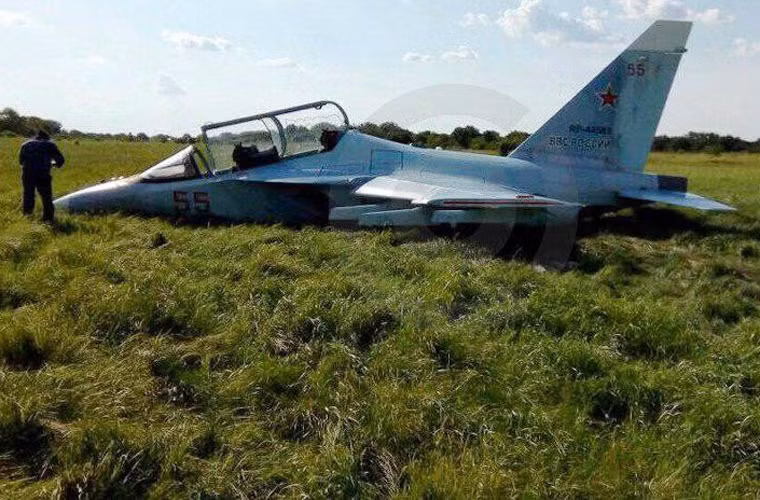 Ngày hôm qua là một ngày đau thương với Không quân Nga khi hai máy bay huấn luyện Yak-130 của nước này cùng gặp nạn ở hai địa điểm khác nhau. Trong ảnh là chiếc Yak-130 thuộc Trường Không quân ở Armavir gặp tai nạn. Rất may cả hai phi công trên máy bay may mắn sống sót. Nguồn ảnh: RussiaL
