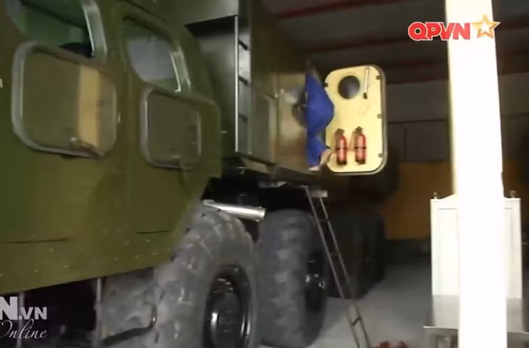 Toàn bộ khí tài tích hợp trên khung bệ cơ sở xe việt dã hạng nặng bánh lốp MAZ-543M. Xe này có khả năng đạt tốc độ tối đa tới 60km/h, dự trữ hành trình 650km. Nguồn ảnh: Kênh QPVN